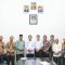 Foto : Pj Sekda kab Tapteng, Erwin Hotmansah didampingi Plh Asisten Pemerintahan dan Kesra Setdakab Tapteng, Erman Syahrin Lubis, S.Sos, M.AP, Plh Kabag Parulian Sojuangon Panggabean, SE foto bersama dengan pengurus FKUB Tapanuli Tengah priode 2024-2029