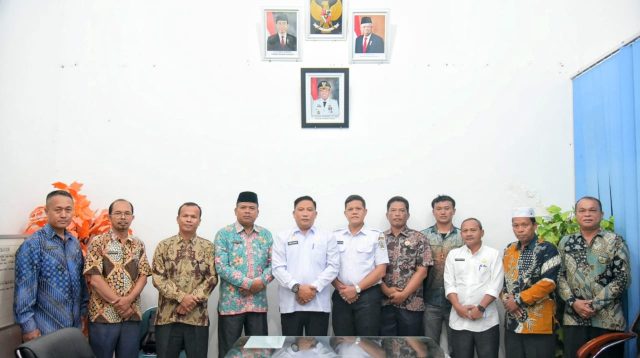 Foto : Pj Sekda kab Tapteng, Erwin Hotmansah didampingi Plh Asisten Pemerintahan dan Kesra Setdakab Tapteng, Erman Syahrin Lubis, S.Sos, M.AP, Plh Kabag Parulian Sojuangon Panggabean, SE foto bersama dengan pengurus FKUB Tapanuli Tengah priode 2024-2029