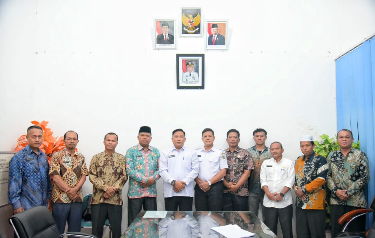 Foto : Pj Sekda kab Tapteng, Erwin Hotmansah didampingi Plh Asisten Pemerintahan dan Kesra Setdakab Tapteng, Erman Syahrin Lubis, S.Sos, M.AP, Plh Kabag Parulian Sojuangon Panggabean, SE foto bersama dengan pengurus FKUB Tapanuli Tengah priode 2024-2029