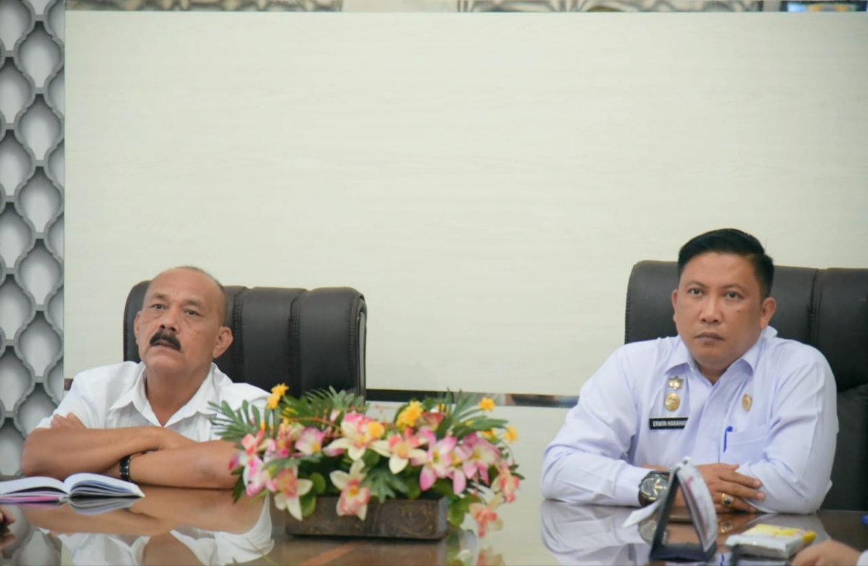 Foto : Sekretaris Daerah Kabupaten (Sekdakab) Tapteng, Erwin Hotmansah Harahap, S.STP, MM didampingi Plh Asisten Perekonomian dan Pembangunan Setdakab Tapteng, Drs.Hikmal Batubara saat memimpin rakor pengendali Inflasi yang digelar Kemendagri RI