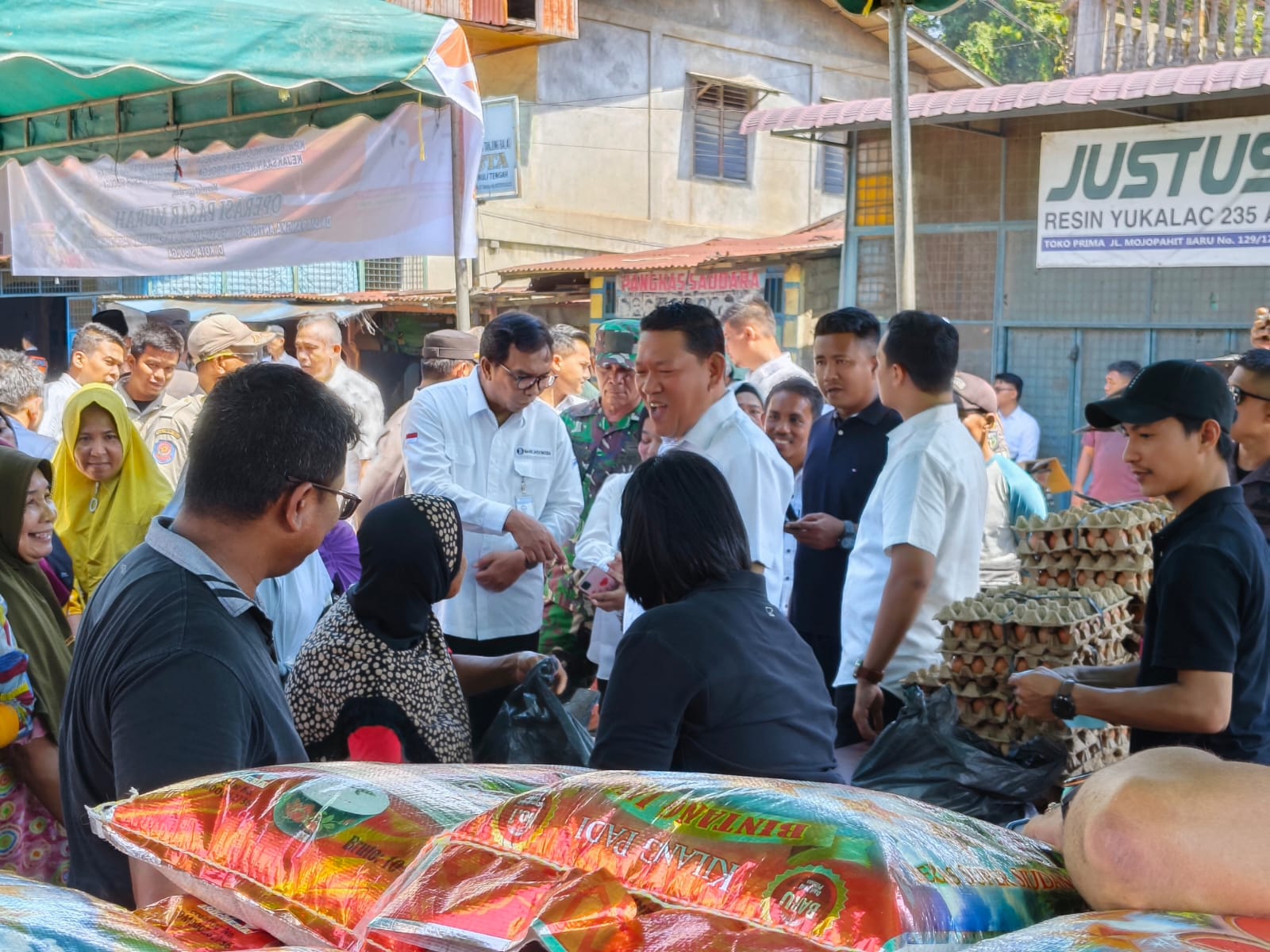 Foto : Wakil Wali Kota Sibolga, Pantas Maruba Lumban Tobing, saat meninjau kegiatan pasar murah bersama para anggota TPID, di Kelurahan Pasar Belakang, Rabu (13/3) pagi.