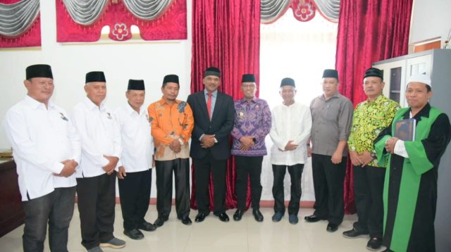 Foto : Pj Bupati Tapteng, Sugeng Riyanta foto bersama usai pelantikan pimpinan Wakil BAZNAS Tapanuli Tengah priode 2023-2028.