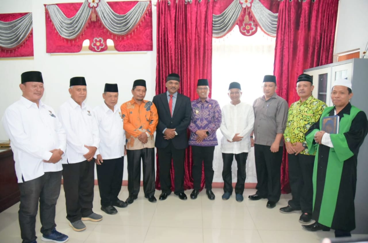 Foto : Pj Bupati Tapteng, Sugeng Riyanta foto bersama usai pelantikan pimpinan Wakil BAZNAS Tapanuli Tengah priode 2023-2028.