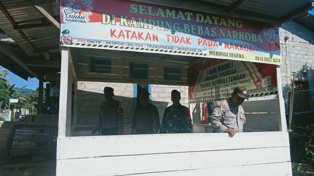 Foto : Babinsa bersama Bhabinkamtibmas dan Satpol PP saat mengunjungi posko Kampung Narkoba di Kelurahan Pandan, Kecamatan Pandan, Kabupaten Tapanuli Tengah pada hari Selasa (18/3/24).