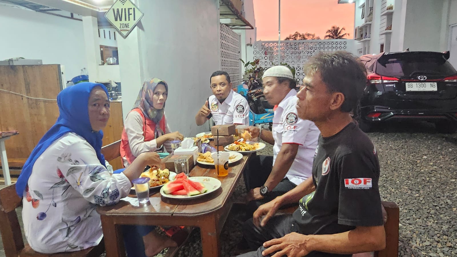Foto : Keluarga Besar IOF Pengcab Sibolga-Tapteng Buka puasa bersama di Markaz Kopi & Guest House Pandan,. 