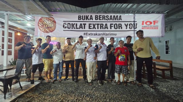 Foto : Djarum Coklat Extra For You dan Keluarga Besar IOF Pengcab Sibolga-Tapteng Foto Bersama Usai Buka puasa bersama di Markaz kopi & Guest house Pandan