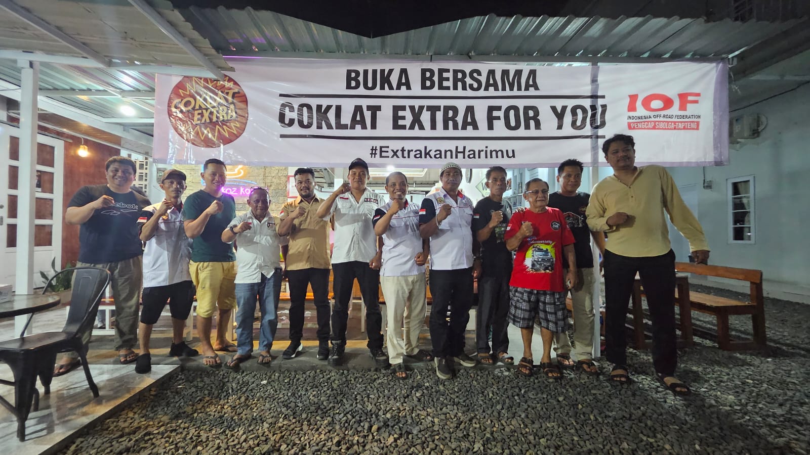 Foto : Keluarga Besar IOF Pengcab Sibolga-Tapteng Foto Bersama Usai Buka puasa bersama di Markaz kopi & Guest house Pandan