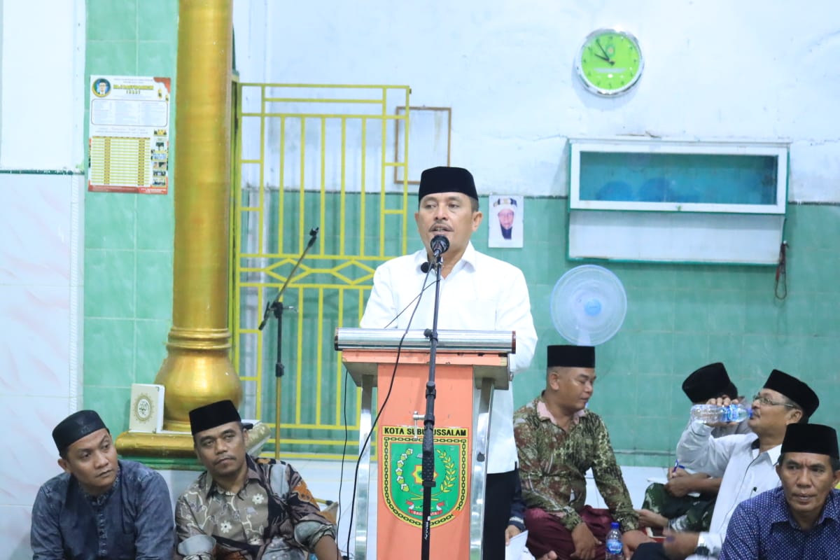 Foto : Walikota Subulussalam, H. Affan Alfian Bintang saat menyampaikan sambutannya di Mesjid Al-Amin Desa Bulu Duri