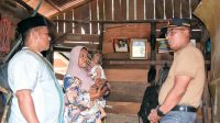 Foto : Pj Bupati Tapanuli Tengah, Dr. Sugeng Riyanta, SH, MH saat mendatangi dan menyerahkan langsung bantuan kepada warga penerima RTLH