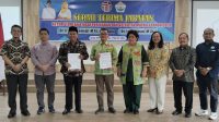 Foto: Penyerahan SK dan foto bersama usai serah Terima jabatan ketua STPK Matauli Pandan dari Dr. Joko Samiaji, M.Sc kepada Dr. Ir. Eddiwan, M.Sc,