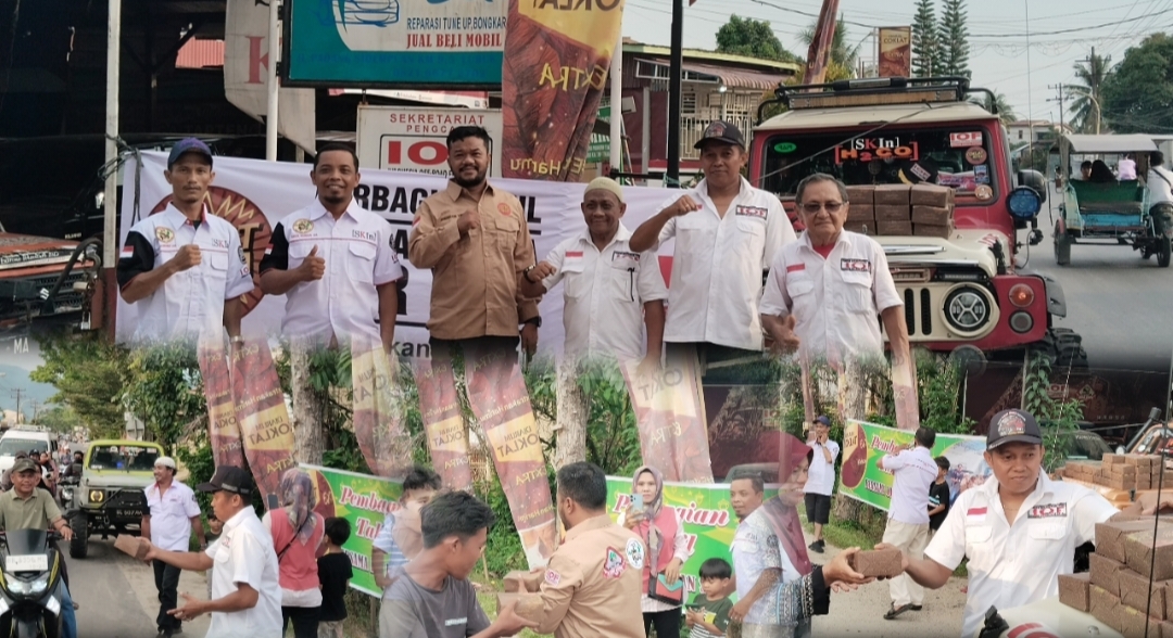 Foto : Pembagian takjil kepada pengendara dan foto bersama usai kegiatan.