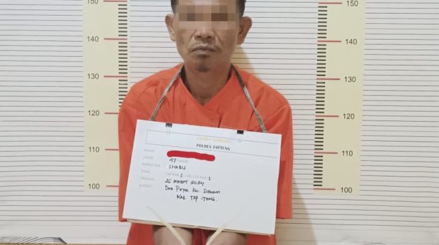 Foto : Pelaku HS saat diamankan di Polres Tapteng bersama barang bukti