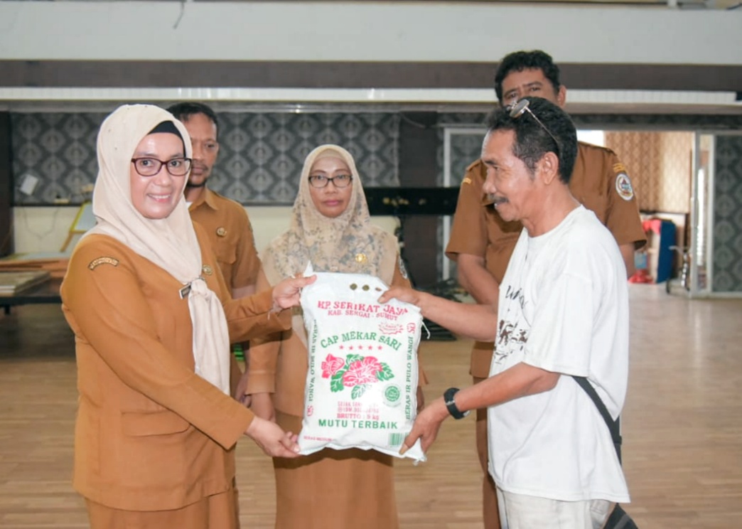 Foto : Kepala Dinas Lingkungan Hidup Kabupaten Tapanuli Tengah, Erniwati Batubara saat menyerahkan bantuan CSR PT Nauli Sawit dan PT. Tri Brata Srikandi kepada petugas kebersihan
