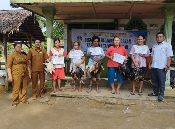 Foto : Kepada Desa Fajar, Kecamatan Sorkam, Besline Situmeang foto bersama dengan para keluarga Penerima Manfaat (KPM).