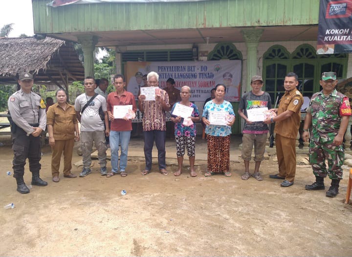 Foto : penyerahan BLT Dana Desa Fajar kepada Keluarga Penerima Manfaat