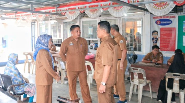 Foto : Pj Sekdakab Tapteng, Dr. Erwin Hotmansah Harahap, S.STP, MM melakukan Inspeksi Mendadak (Sidak) di sejumlah Kantor Dinas pada hari pertama masuk kantor setelah libur Idul Fitri 1445H/2024 M, Selasa 16/04/024).