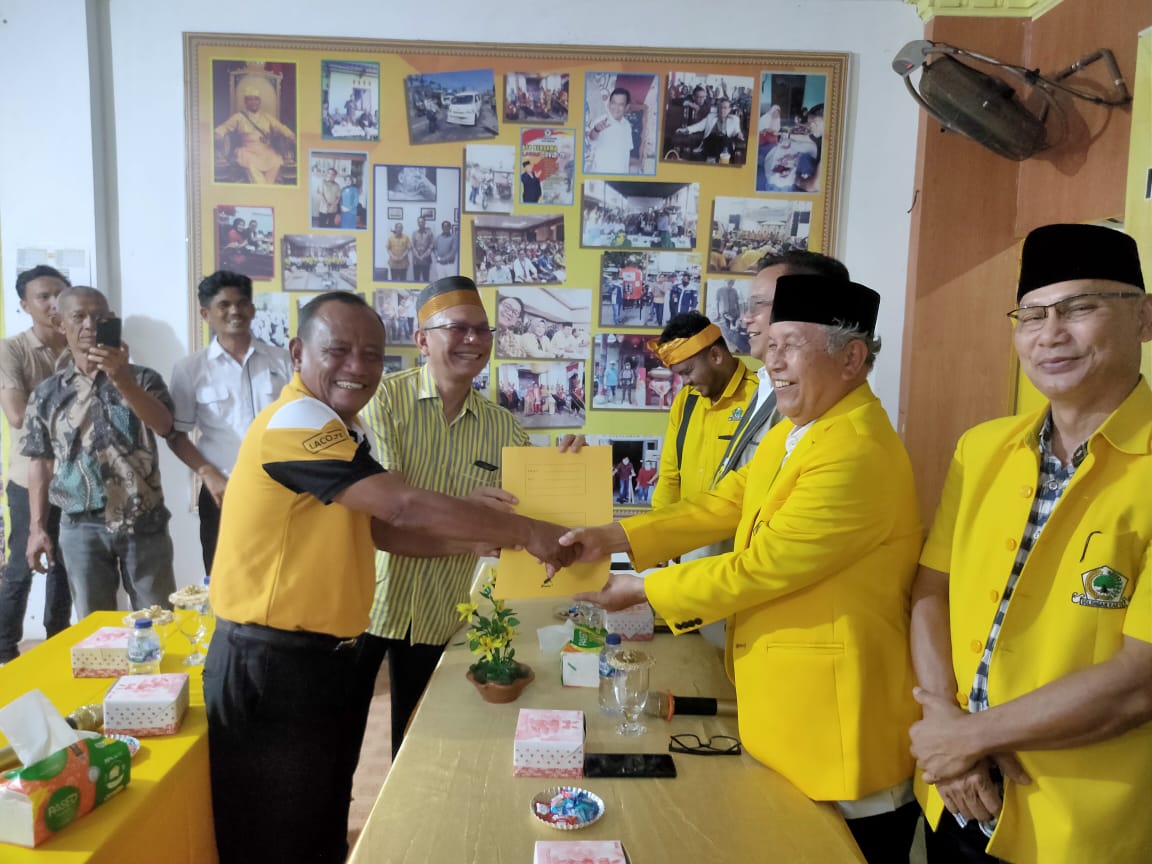 Foto: Munzir dan Moncu menyerahkan berkas formulir pendaftaran calon wali kota kepada Ketua Tim Penjaringan Bakal Calon Wali Kota Partai Golkar Sibolga, Nurdin Z. 
