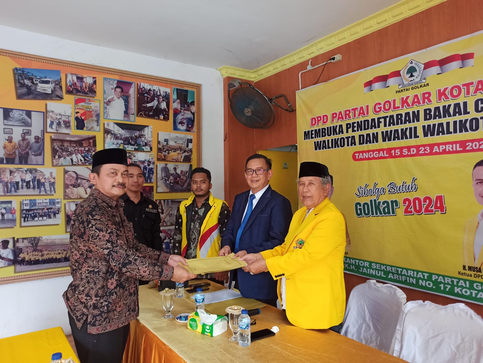 Foto : Drs. H. Ahmad Sulhan Sitompul saat menyerahkan berkas formulir pendaftaran di Kantor Sekretariat DPD Partai Golkar Kota Sibolga.