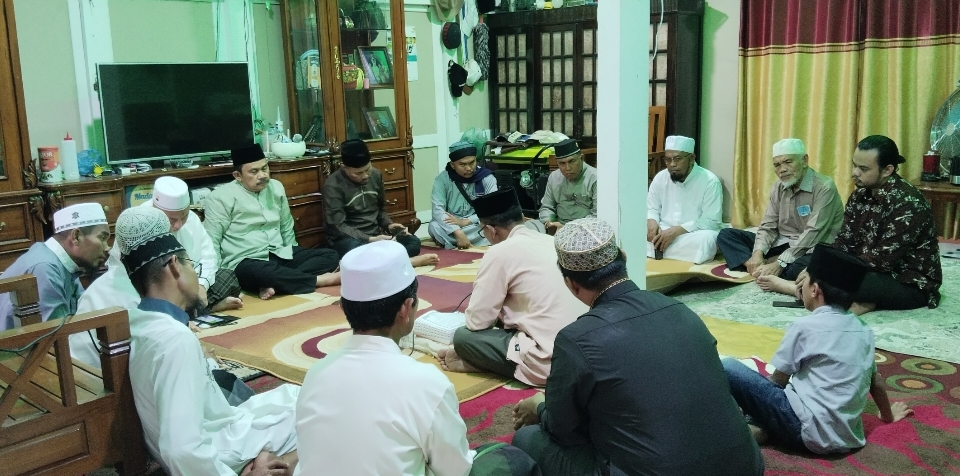 Foto : Pembacaan ayat suci Alquran oleh Imam Mesjid Al-Hidayah