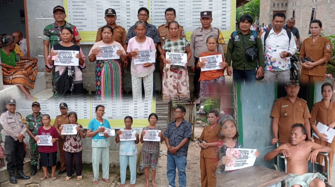 Foto : Kepala Desa Suga Suga Hutagodang, Kecamatan Pasaribu Tobing, Antonius Habeahan bersama Babinsa, Bhabinkamtibmas dan BPD bagikan BLT Dana Desa kepada Keluarga Penerima Manfaat (KPM).