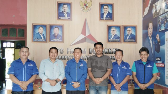 Foto : Ketua DPC Demokrat Tapteng, Wansono Hutagalung, ST, Sekretaris DPC, Tunggul Siregar dan para Tim Penjaringan Bacalon Bupati dan Wakil Bupati Tapanuli Tengah tahun 2024.