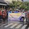 Foto : Ratusan masyarakat saat berjalan kaki sembari membentangkan spanduk kawal Pengembalian formulir pendaftaran Muhamad Fadhil Thoib Hutagalung ke Kantor Sekretariat DPD Golkar Sibolga pada Senin (22/4/24).