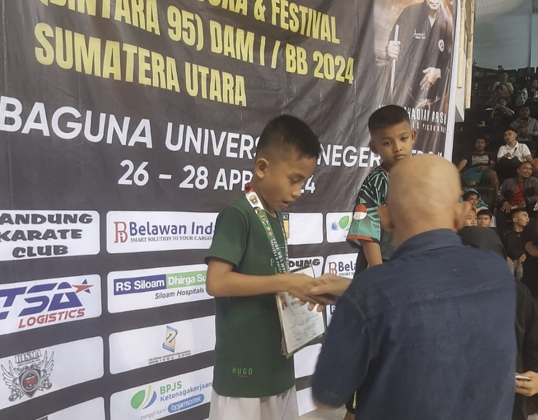 Foto : Penyerahan medali emas kepada KKI Dojo Pelindo Sibolga