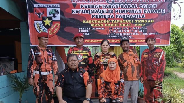 Foto : Ketua Organizing Committee (OC), Amin Awal Hutabarat didampingi Steering Committee (SC) Aprina Situmorang dan para panitia Muscap foto bersama di Sekretariat Panitia, Selasa (30/4/24).