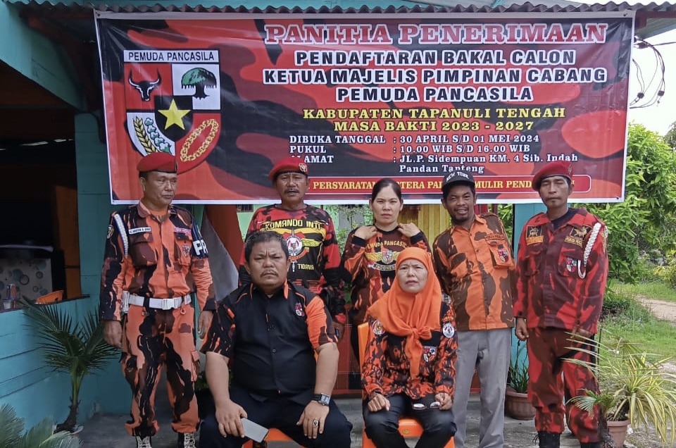 Foto : Ketua Organizing Committee (OC), Amin Awal Hutabarat didampingi Steering Committee (SC) Aprina Situmorang dan para panitia Muscap foto bersama di Sekretariat Panitia, Selasa (30/4/24).