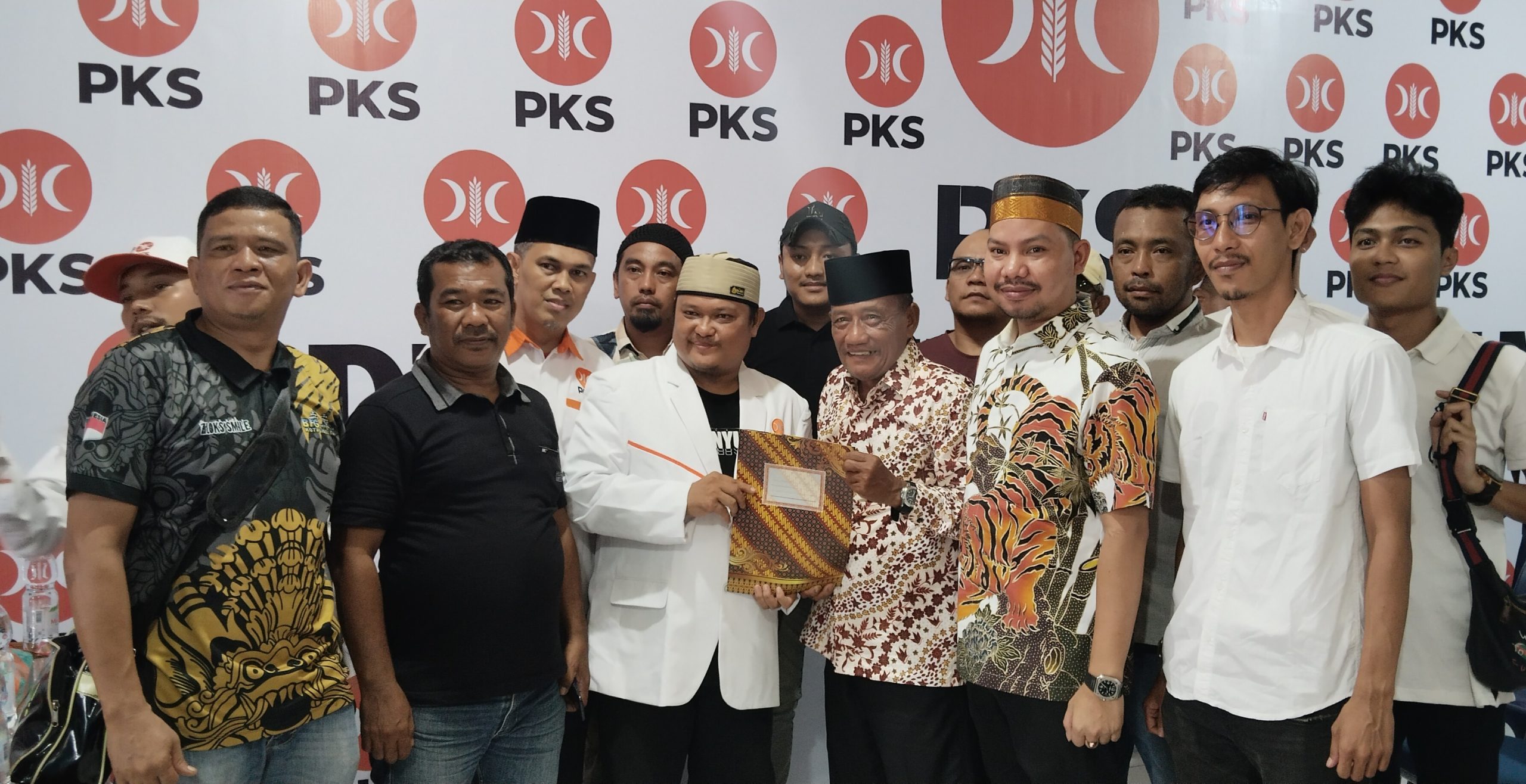 Foto : Penyerahan Berkas formulir pendaftaran Muhammad Fadhil Hutagalung ke DPC PKS Kota Sibolga.