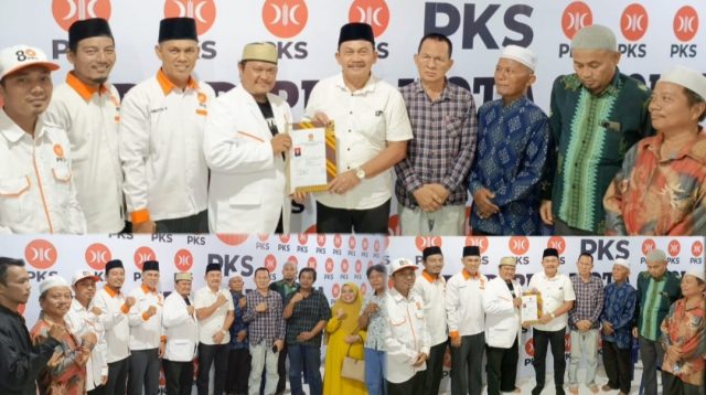 Foto : Penyerahan Berkas formulir pendaftaran Drs. H. Ahmad Sulhan Sitompul kepada Ketua DPC PKS Kota Sibolga, Ustaz Wandana sebagai Bacalon Walikota Sibolga priode 2024-2029.
