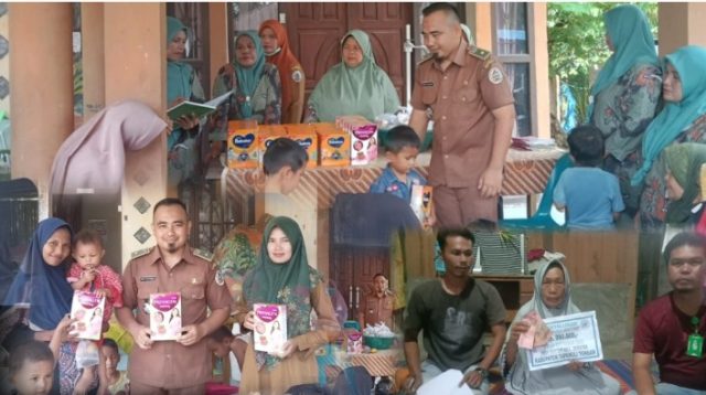 Foto : Kepala Desa Bottot, Kecamatan Sorkam, Kabupaten Tapanuli Tengah, Dedy Azhari Silitonga saat membagikan secara langsung BLT dan makanan tambahan kepada masyarakat.