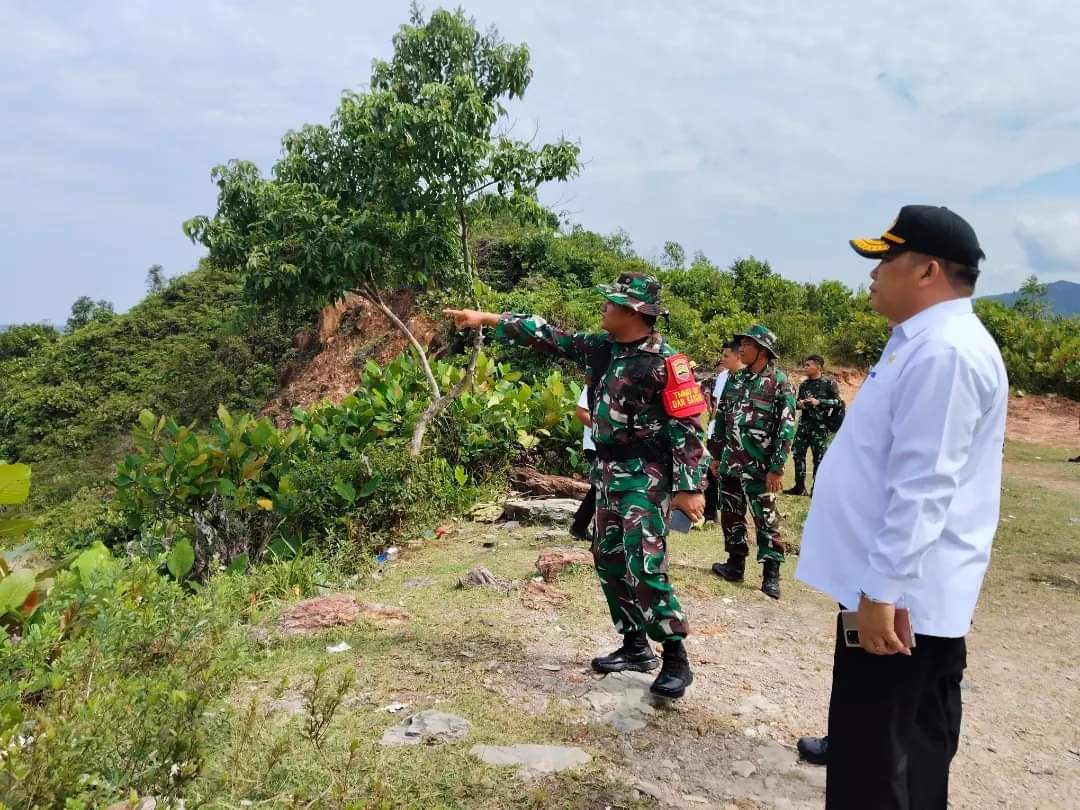 Foto : Dandim 0211/TT, Letkol Inf Jon Patar Banjarnahor, S.I.P,M.I.P turun langsung ke lokasi pengerjaan pembukaan jalan dan pembangunan drainase di Kelurahan Pondok Batu, Kecamatan Sarudik, Kabupaten Tapanuli Tengah, Sumatra Utara.