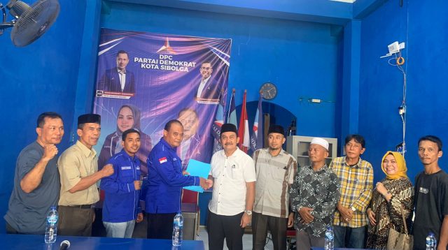 Foto : Drs. H. Ahmad Sulhan Sitompul bersama Tim pemenangan saat menyerahkan berkas formulir pendaftaran yang diterima langsung oleh Sekretaris DPC Demokrat Kota Sibolga, Sutrisno pada hari Sabtu (4/5/20024).
