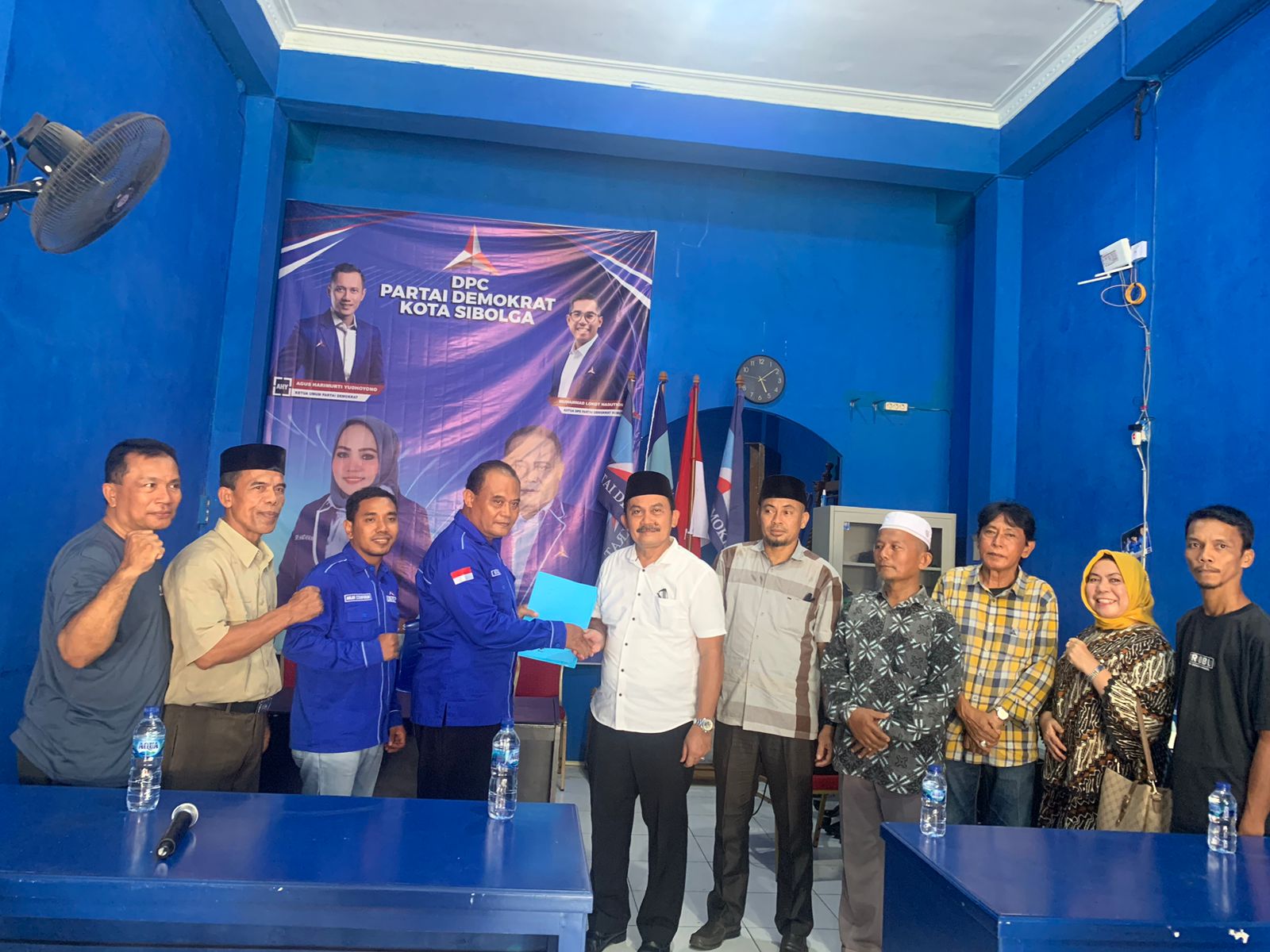 Foto : Drs. H. Ahmad Sulhan Sitompul bersama Tim pemenangan saat menyerahkan berkas formulir pendaftaran yang diterima langsung oleh Sekretaris DPC Demokrat Kota Sibolga, Sutrisno pada hari Sabtu (4/5/20024).