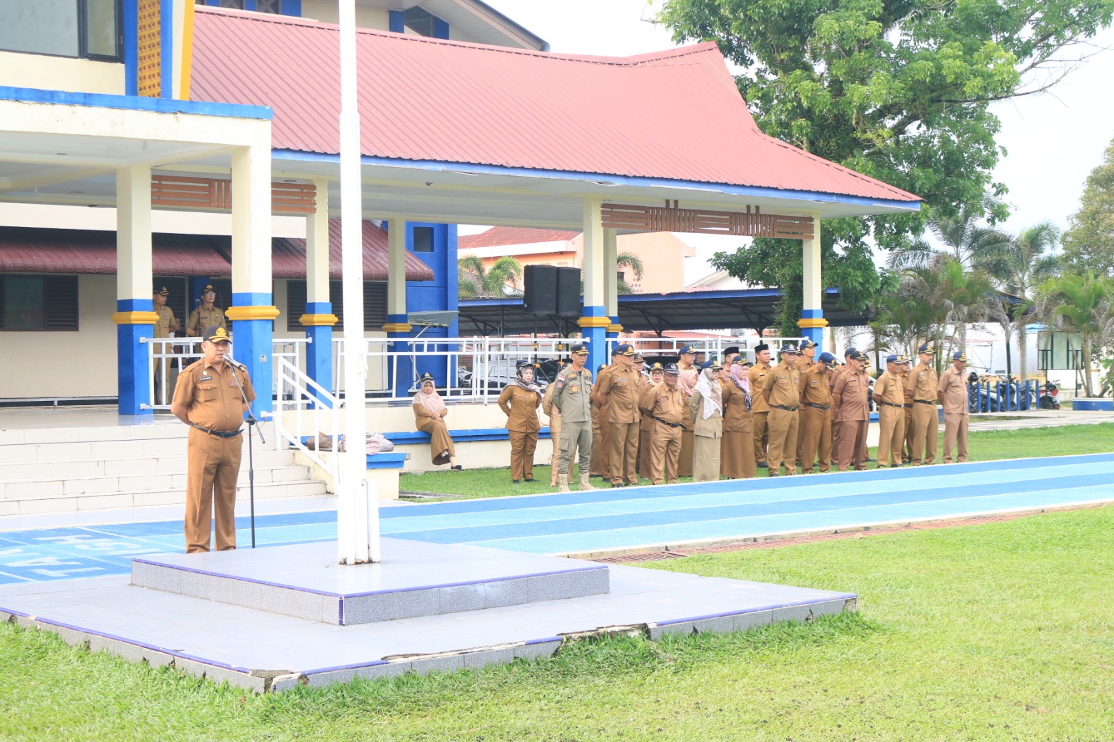 Foto : Pj Sekdakab Tapteng, Dr. Erwin Hotmansah Harahap saat bertindak sebagai pembina Apel Gabungan ASN Pemkab Tapanuli Tengah, Senin (6/5/24).
