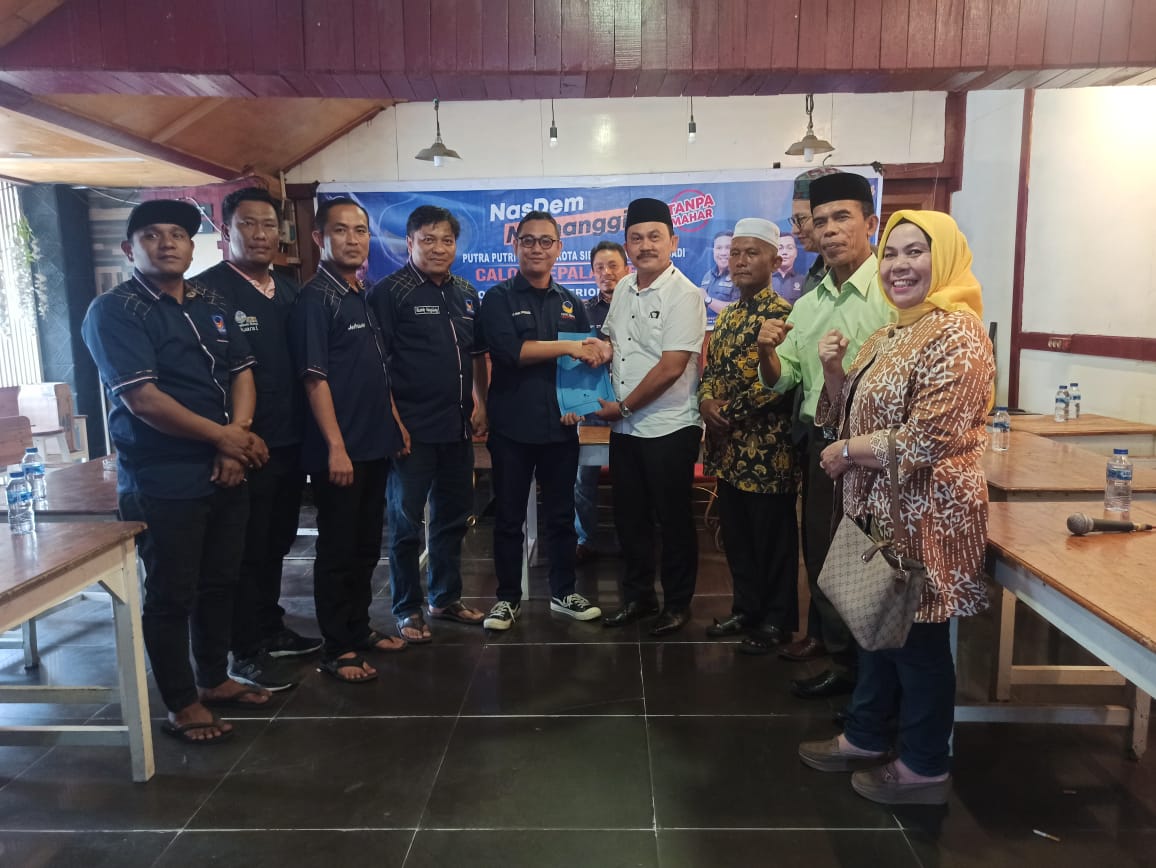 Foto : Drs. H. Ahmad Sulhan Sitompul menyerahkan formulir pendaftaran sebagai calon Walikota Sibolga yang diterima langsung oleh Sekretaris DPD NasDem Sibolga, Ansyar Afandy Paranginangin.