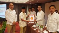 Foto : Ketua Tim Penjaringan dan Pendaftaran, Deni Herman Hulu didampingi Ketua DPC Gerindra Tapteng, Hazmi Arif Simatupang menyerah formulir bacalon Bupati dan Wakil Bupati Tapteng kepada Ketua DPD Gerindra Sumut, Gus Irawan Pasaribu di Hotel Grand Aston City Hall Medan pada Sabtu (18/5/24). Foto : Ketua Tim Penjaringan dan Pendaftaran, Deni Herman Hulu didampingi Ketua DPC Gerindra Tapteng, Hazmi Arif Simatupang menyerah formulir bacalon Bupati dan Wakil Bupati Tapteng kepada Ketua DPD Gerindra Sumut, Gus Irawan Pasaribu di Hotel Grand Aston City Hall Medan pada Sabtu (18/5/24).