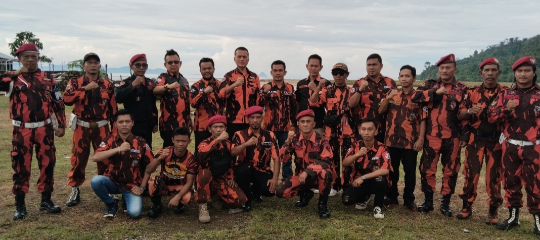 Foto : Ketua MPC PP Kota Sibolga, Ardiansyah Lubis bersama anggota Foto bersama dengan Plt Ketua MPW PP Sumut, Musa Rajekshah, (sumber foto Jerry).