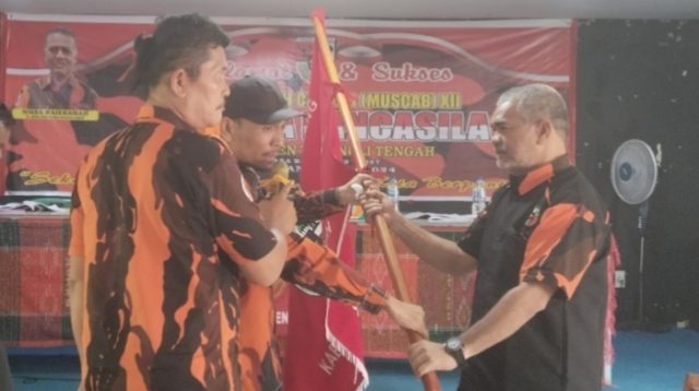 Foto : Penyerahan Pataka MPC PP Tapanuli Tengah oleh MPW PP Sumut kepada Ketua MPC PP Tapanuli Tengah terpilih, Agus Fitriadi Panggabean.