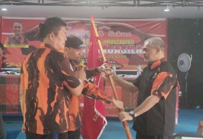 Foto : Penyerahan Pataka MPC PP Tapanuli Tengah oleh MPW PP Sumut kepada Ketua MPC PP Tapanuli Tengah terpilih, Agus Fitriadi Panggabean.