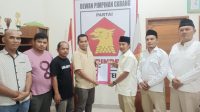 Foto : Josmen Sitohang saat menyerahkan berkas pendaftaran ke Partai Gerindra Tapteng Foto : Josmen Sitohang saat menyerahkan berkas pendaftaran ke Partai Gerindra Tapteng