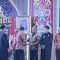 Foto : Menteri Pendidikan, Kebudayaan, Riset dan Teknologi Republik Indonesia, Nadiem Anwar Makariem saat menyerahkan penghargaan kembali kepada Pj Bupati Tapanuli Tengah, Dr. Sugeng Riyanta, SH., MH.