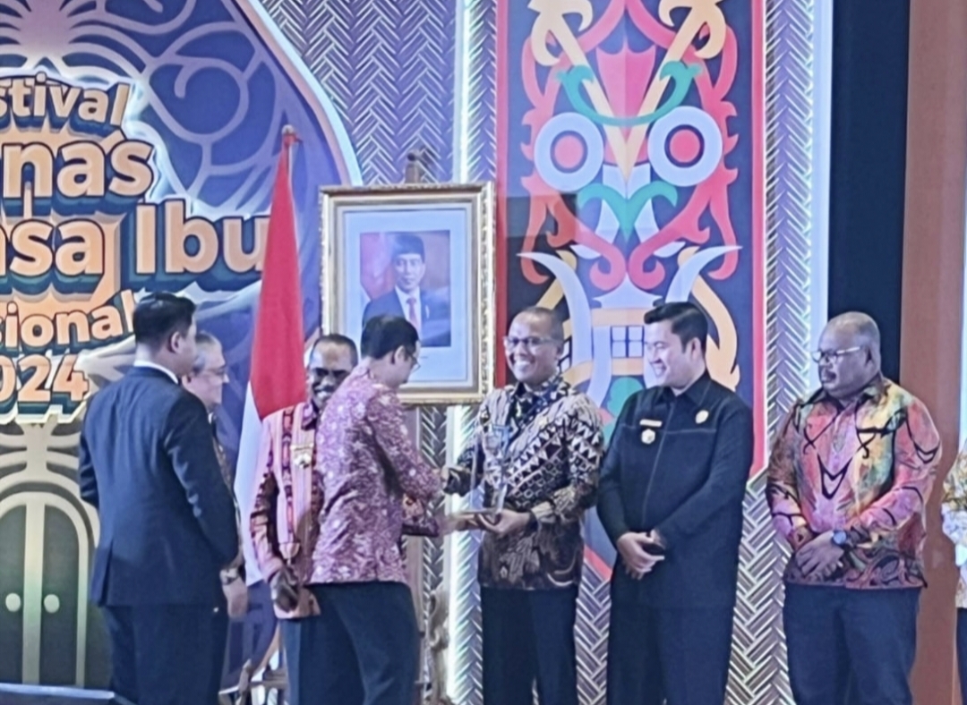 Foto : Menteri Pendidikan, Kebudayaan, Riset dan Teknologi Republik Indonesia, Nadiem Anwar Makariem saat menyerahkan penghargaan kembali kepada Pj Bupati Tapanuli Tengah, Dr. Sugeng Riyanta, SH., MH.
