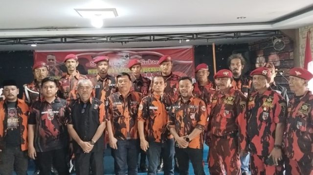 Foto : Ketua MPC PP Sibolga, Ardiansyah Lubis, Ketua MPC PP Tapanuli Tengah, Agus Fitriadi Panggabean, Ketua MPC PP Tapanuli Selatan, Rocky Gultom dan para anggota saat menyampaikan Deklarasi dukungan kepada Musa Rajekshah sebagi Ketua MPW Sumatra Utara pada Muswillub yang akan digelar pada bulan Mei 2024.