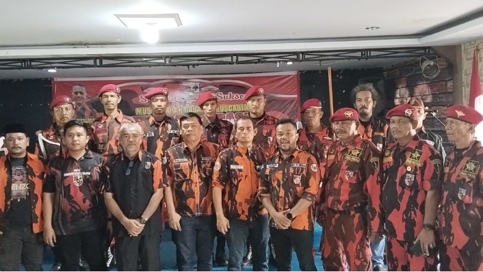 Foto : Ketua MPC PP Sibolga, Ardiansyah Lubis, Ketua MPC PP Tapanuli Tengah, Agus Fitriadi Panggabean, Ketua MPC PP Tapanuli Selatan, Rocky Gultom dan para anggota saat menyampaikan Deklarasi dukungan kepada Musa Rajekshah sebagi Ketua MPW Sumatra Utara pada Muswillub yang akan digelar pada bulan Mei 2024.