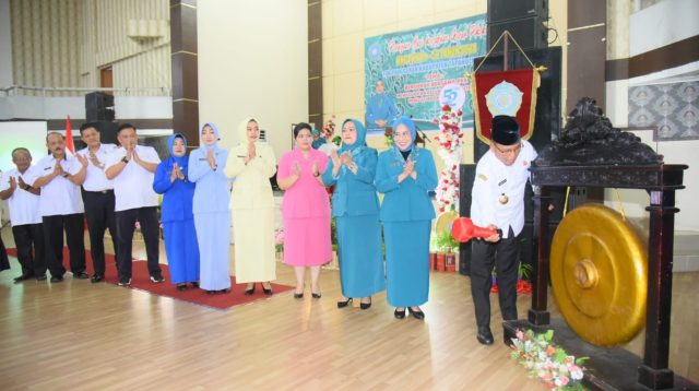 Foto : Pj Bupati Tapanuli Tengah, Dr. Sugeng Riyanta memukul Gong Perayaan Hari Kesetuaan Gerak PKK Ke-52 Tahun 2024, Tingkat Kabupaten Tapteng, bertempat di Gedung Serbaguna Pandan, Rabu (05/6/2024).
