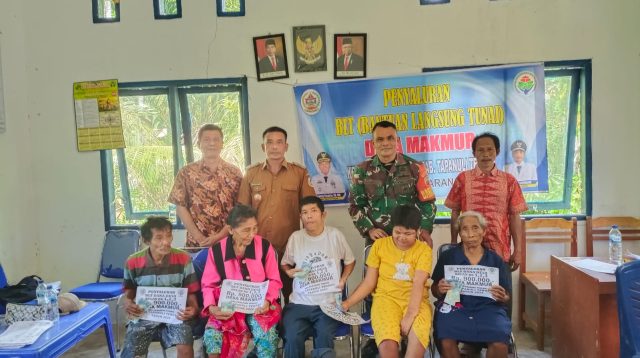 Foto : Penyerahan BLT kepada KPM oleh kepala Desa Makmur, Jenis Putra Sihombing