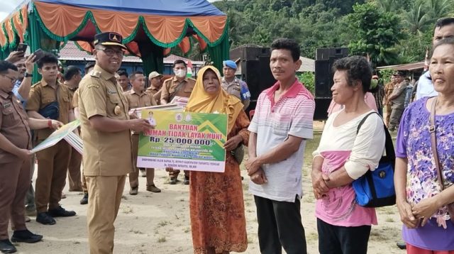 Foto : Pj Bupati Tapanuli Tengah, Dr. Sugeng Riyanta saat menyerahkan bantuan Sosial pembangunan RTLH kepada penerima manfaat di Desa Tapian Nauli I Kecamatan Tapian Nauli, pada Selasa (25/06/2024).