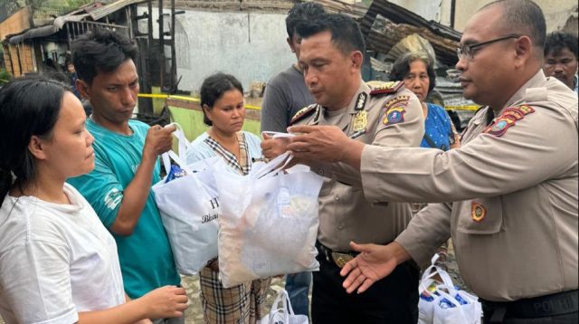 Foto : Kasat Binmas Polres Tapteng, AKP Dela Antomi, SH saat menyerahkan bantuan kepada korban musibah kebakaran di Kelurahan Sibuluan Nalambok pada Selasa (2/7/24).